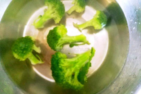西蓝花炒黑米饭的做法图解5