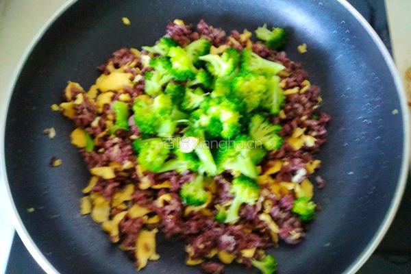 西蓝花炒黑米饭的做法图解13