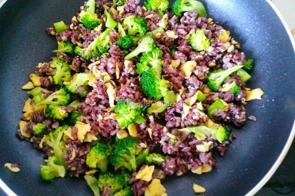 西蓝花炒黑米饭的做法图解15