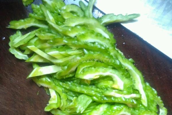 酱油炒苦瓜（减轻苦味）的做法图解2