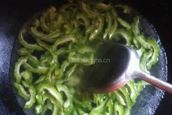 酱油炒苦瓜（减轻苦味）的做法图解3