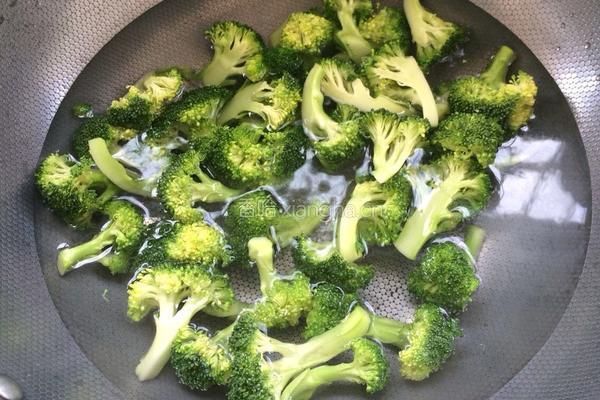 西蓝花炒脆肠的做法图解2