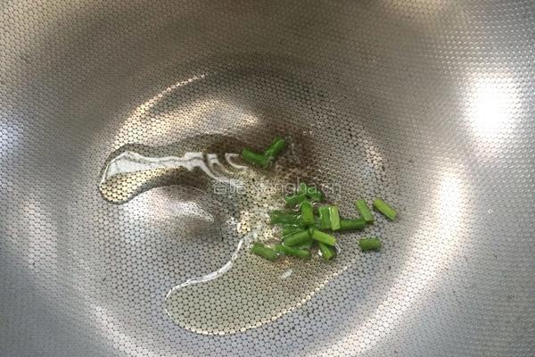 西蓝花炒脆肠的做法图解4