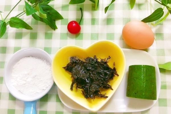 宝宝辅食丝瓜鸡蛋饼的做法图解1