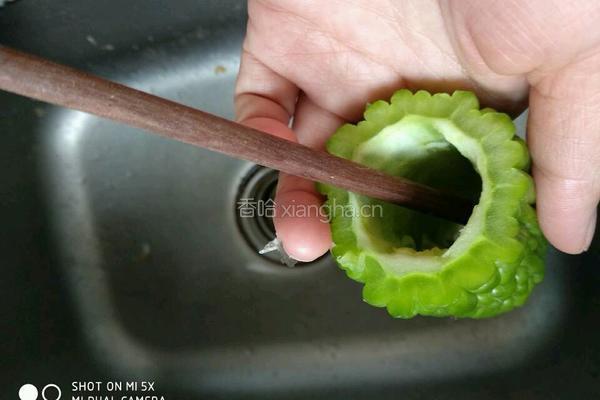 苦瓜香蕉的做法图解1