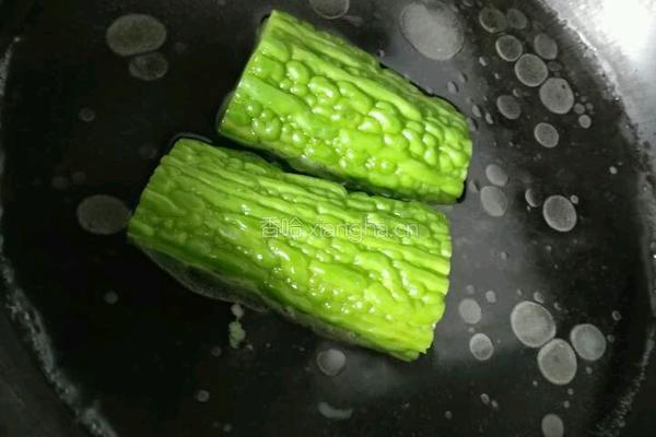 苦瓜香蕉的做法图解2
