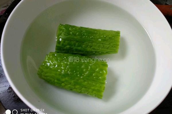 苦瓜香蕉的做法图解3