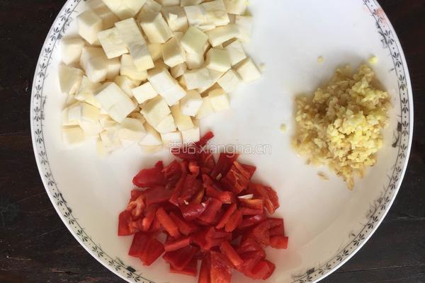 肉丁炒毛豆的做法图解1