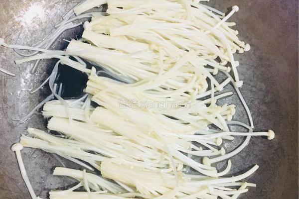 金针菇豆腐汤的做法图解3