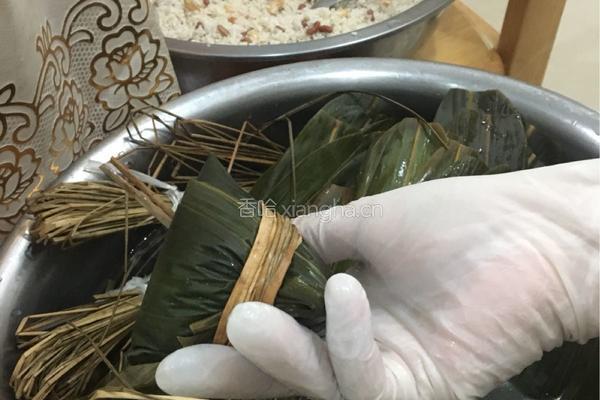 咸蛋五香猪肉粽的做法图解23