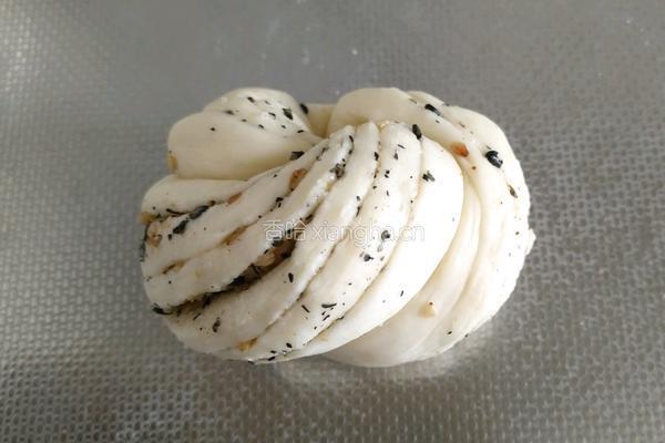 椒盐黑芝麻花卷的做法图解11
