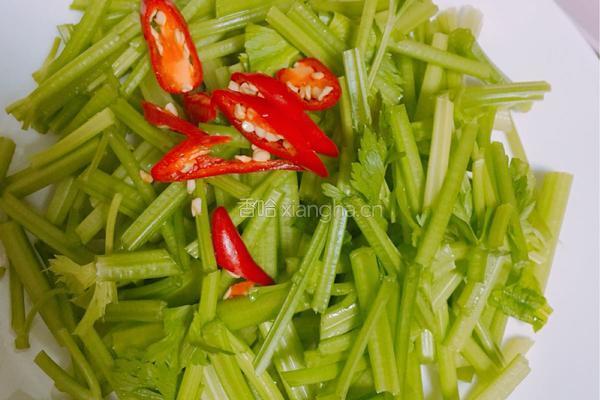 豆腐干炒芹菜的做法图解1