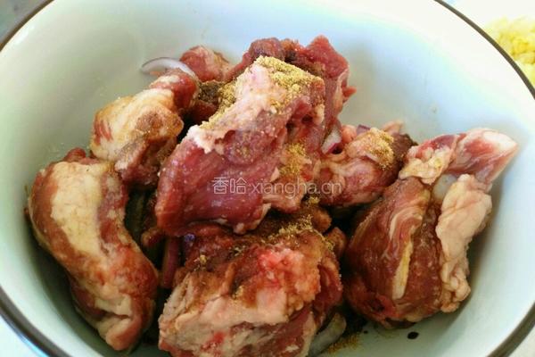 排骨酸菜馅蒸饺的做法图解3