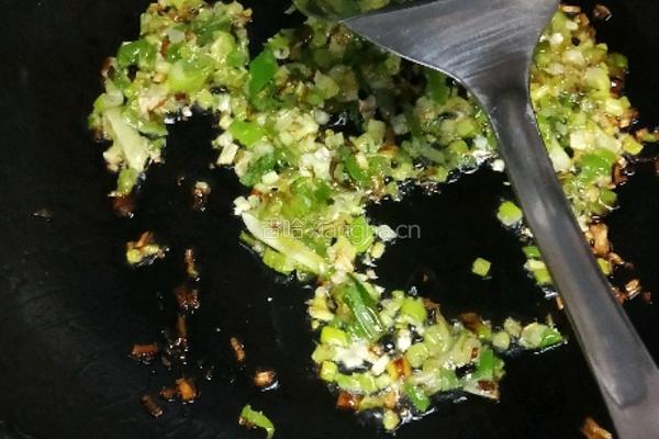 马蜂菜肉包子的做法图解3