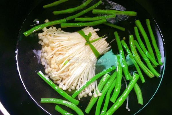 培根金针菇卷的做法图解2