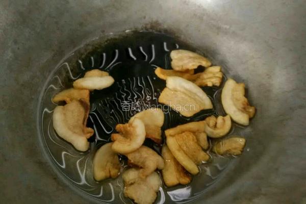 油渣炒白菜的做法图解2