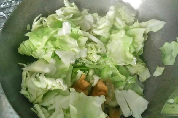 油渣炒白菜的做法图解3