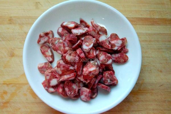 荷兰豆炒腊肠的做法图解2