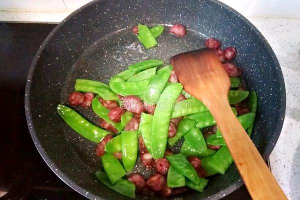 荷兰豆炒腊肠的做法图解5