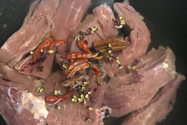 秘制麻辣牛肉酱的做法图解2