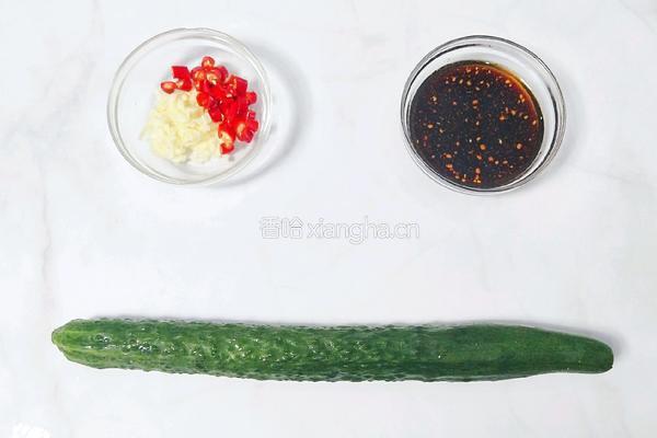 蓑衣黄瓜的做法图解1