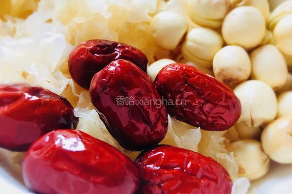 莲子雪耳筒骨汤（清润补钙）的做法图解3