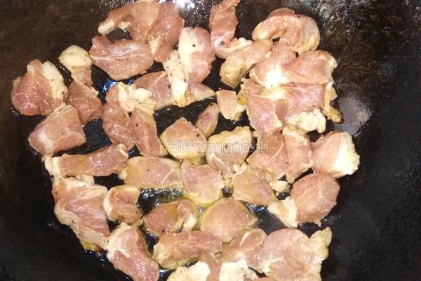 香蒜孜然猪肉粒的做法图解2