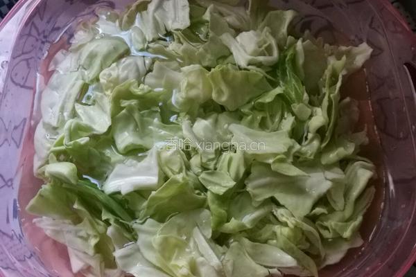 莲花白炒肉的做法图解1
