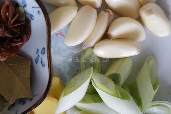 香菇花生炖猪蹄的做法图解2