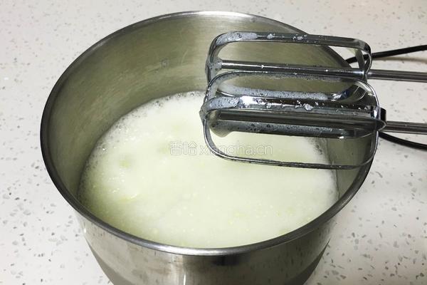 10寸蓝莓戚风蛋糕的做法图解1