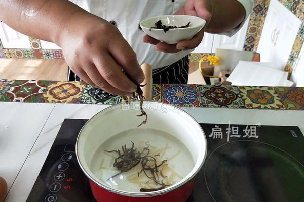 酸辣银鱼羹的做法图解3