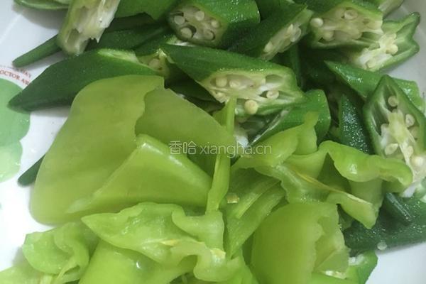 秋葵辣肥肠的做法图解1