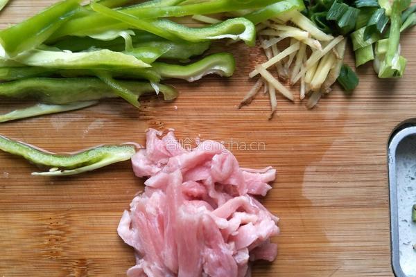 炝锅豆角的做法图解1