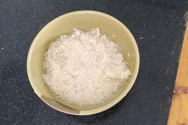 芹菜瘦肉粥的做法图解1
