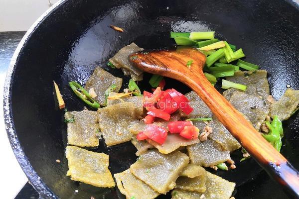 煎炒蕨粑的做法图解8