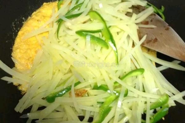 鸭蛋黄土豆丝的做法图解7