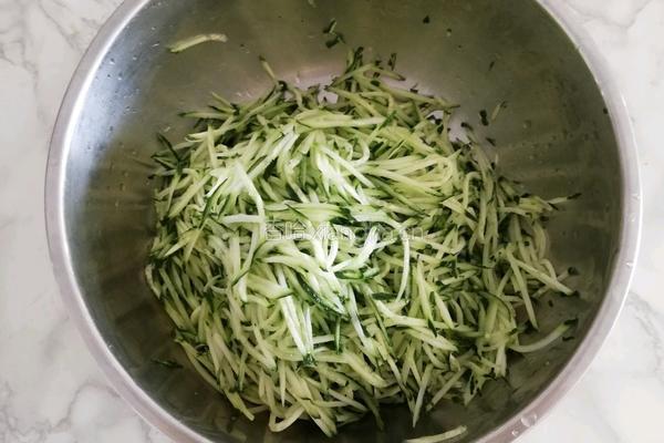 黄瓜馅素饺子的做法图解4