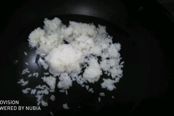 桂圆红枣枸杞养生粥的做法图解1