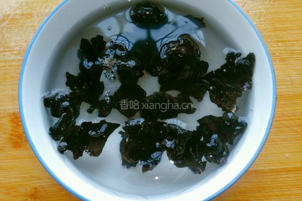 黄瓜拌木耳的做法图解2