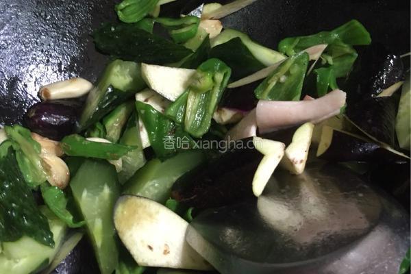 青椒黄瓜烧茄子的做法图解3