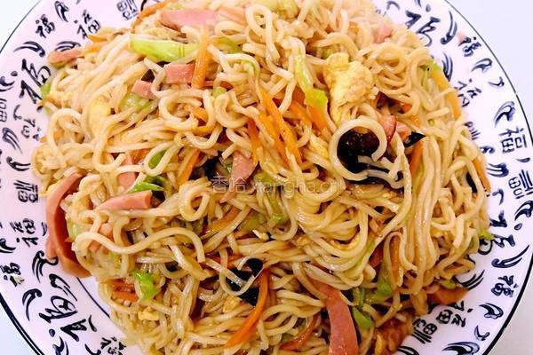 鸡蛋火腿蔬菜炒面的做法图解4