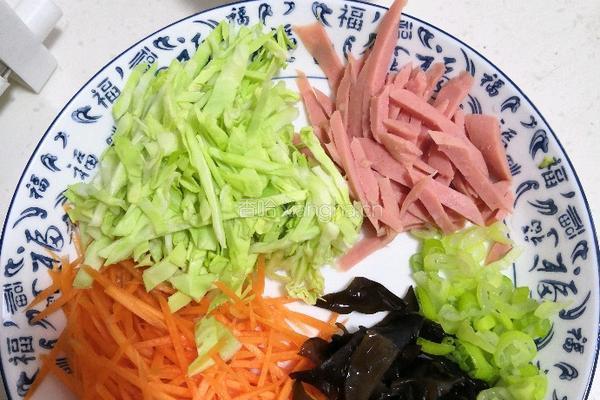 鸡蛋火腿蔬菜炒面的做法图解1