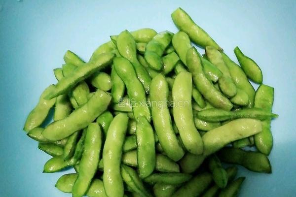 水煮毛豆的做法图解1