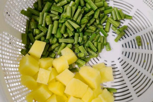 豇豆土豆焖饭的做法图解1
