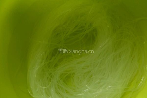 胡萝卜瘦肉炒粉丝的做法图解1