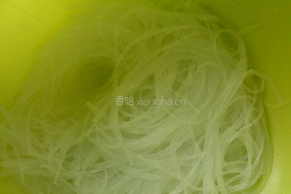 胡萝卜瘦肉炒粉丝的做法图解2