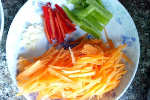 胡萝卜瘦肉炒粉丝的做法图解4
