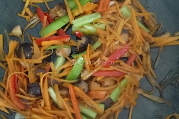 胡萝卜瘦肉炒粉丝的做法图解8