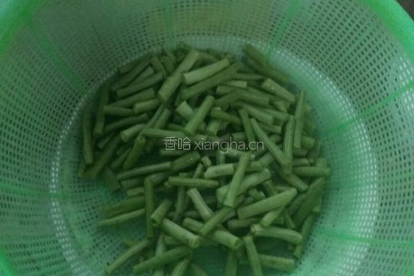 豆角粉丝汤的做法图解2