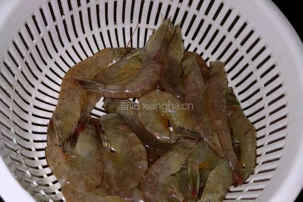 蒜蓉辣椒爆炒虾的做法图解1